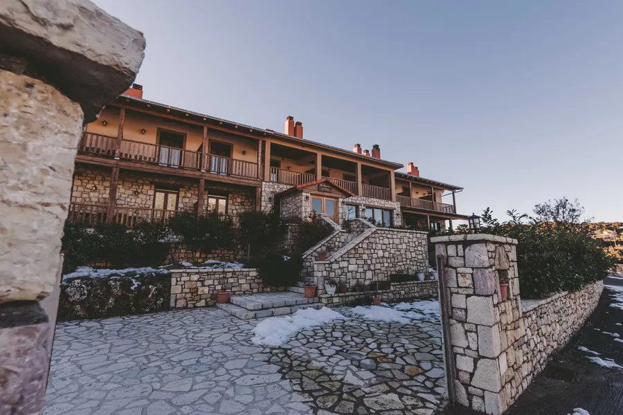 Η πλακόστρωτη είσοδος και η πέτρινη σκάλα